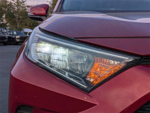 Used 2021 Toyota RAV4 XLE Premium image 10