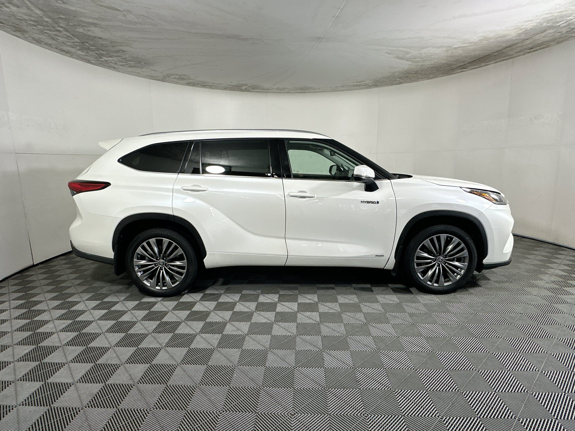 Used 2020 Toyota Highlander Platinum AWD/4WD image 2