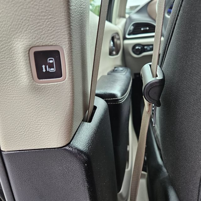 Used 2022 Chrysler Voyager LX FWD image 21
