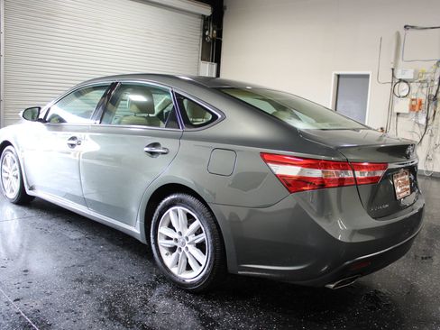 Used 2013 Toyota Avalon XLE Premium FWD image 5