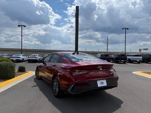 Certified 2024 Hyundai Elantra SE FWD image 4
