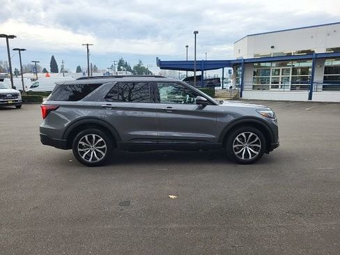 Certified 2025 Ford Explorer ST-Line image 9