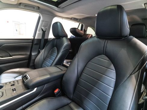 Used 2023 Toyota Highlander XLE AWD/4WD image 6