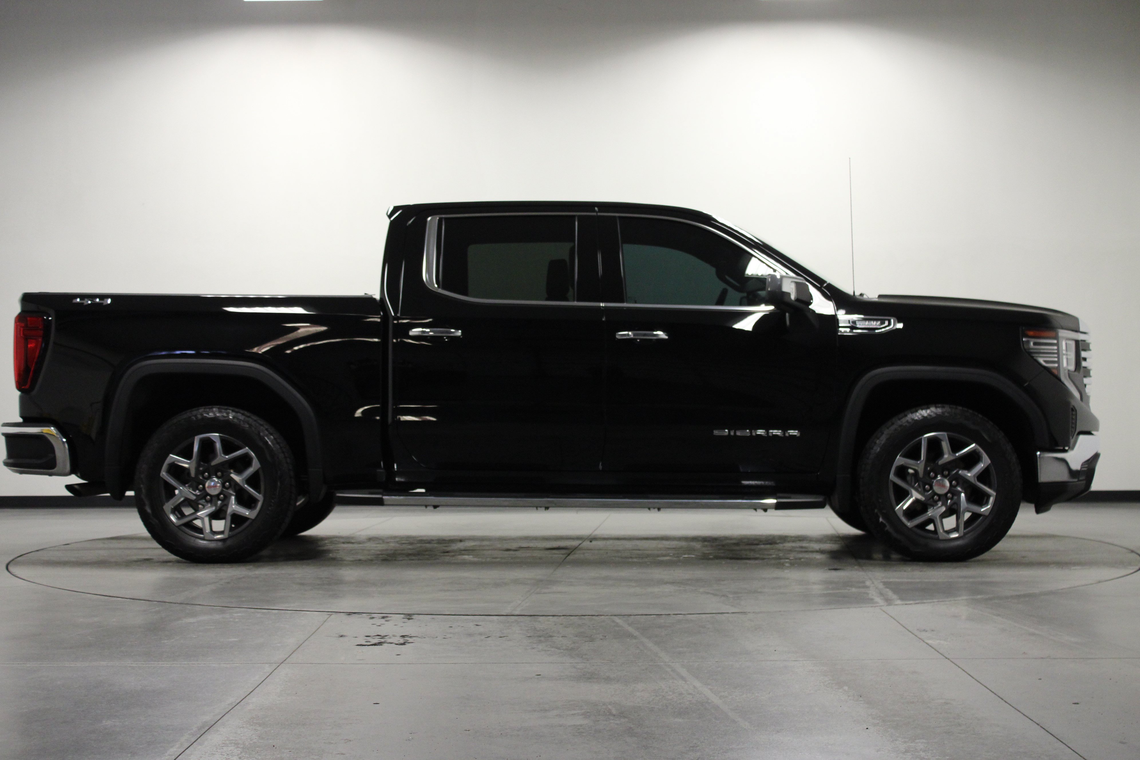 Used 2023 GMC Sierra 1500 SLT w/ SLT Premium Package AWD/4WD image 3