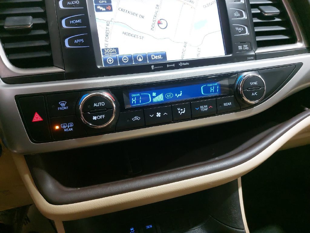 Used 2019 Toyota Highlander XLE FWD image 25