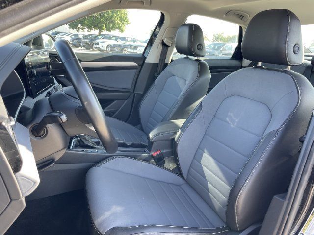 Used 2025 Volkswagen Jetta SE FWD image 25