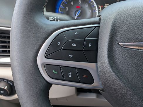 Used 2024 Chrysler Pacifica Touring-L FWD image 27