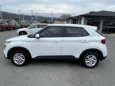 New 2026 Hyundai Venue SE image 2