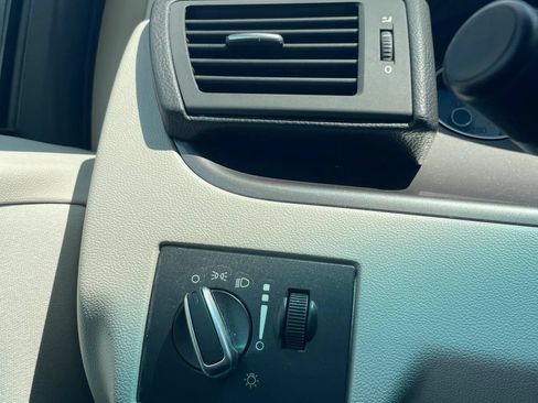 Used 2012 Volkswagen Routan S FWD image 16
