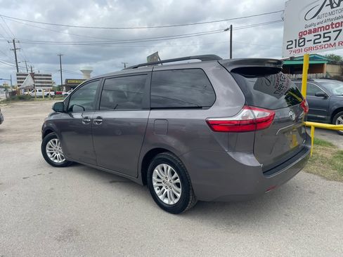 Used 2017 Toyota Sienna XLE Premium FWD image 4