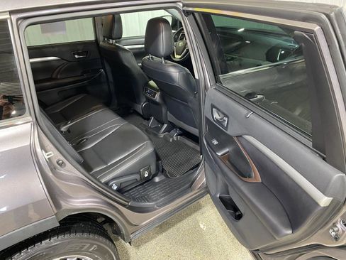 Used 2019 Toyota Highlander XLE image 25