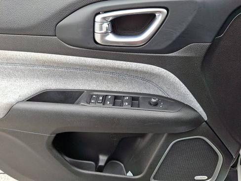Used 2022 Jeep Compass Latitude w/ Sun and Sound Group AWD/4WD image 12