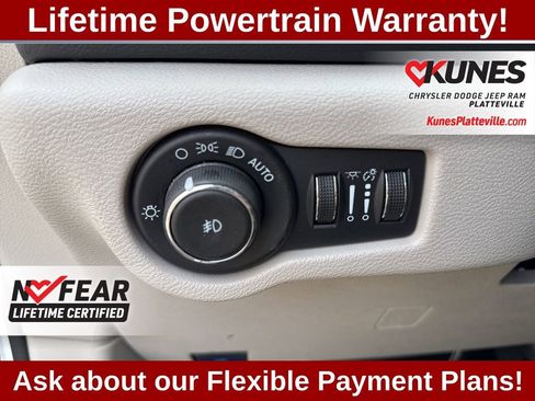 Used 2023 Chrysler Pacifica Touring-L image 16