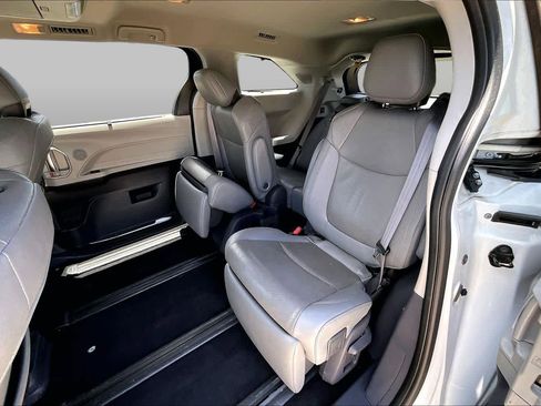 Used 2021 Toyota Sienna Limited FWD image 21