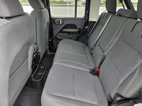Used 2025 Jeep Wrangler Unlimited Sahara AWD/4WD image 29