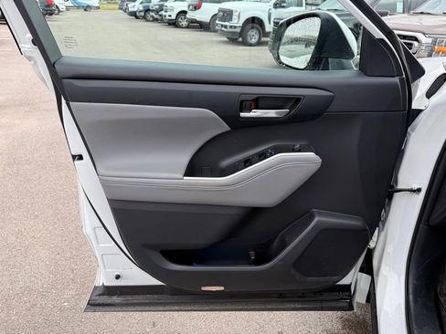 Used 2022 Toyota Highlander XLE image 6