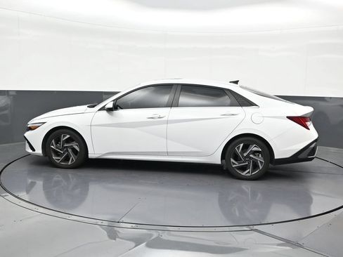 Used 2025 Hyundai Elantra SEL FWD image 2