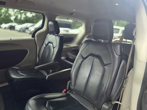 Used 2022 Chrysler Pacifica Touring-L FWD image 10