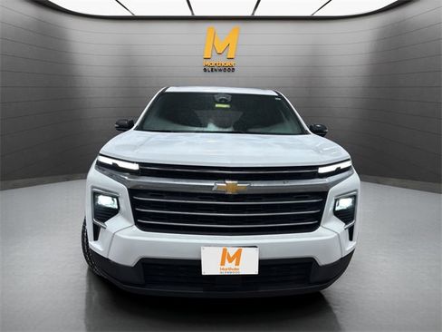 Used 2025 Chevrolet Traverse LT image 4