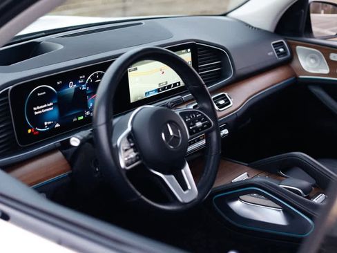 Used 2023 Mercedes-Benz GLS 450 4MATIC image 9