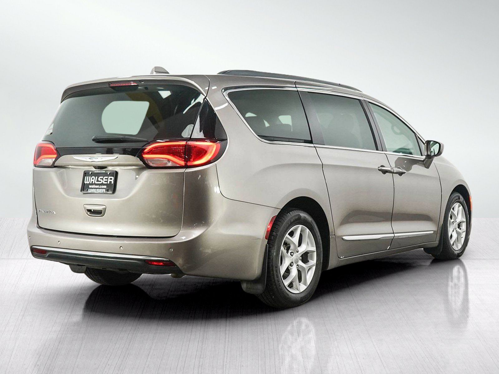 Used 2017 Chrysler Pacifica Touring-L w/ Tire & Wheel Group FWD image 5