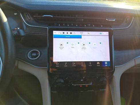 Used 2022 Jeep Grand Cherokee Limited image 17