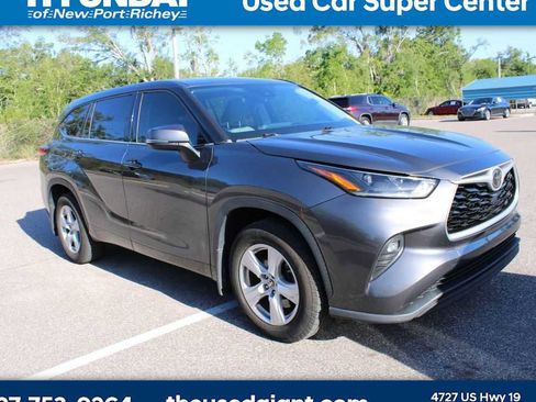 Used 2021 Toyota Highlander LE image 4