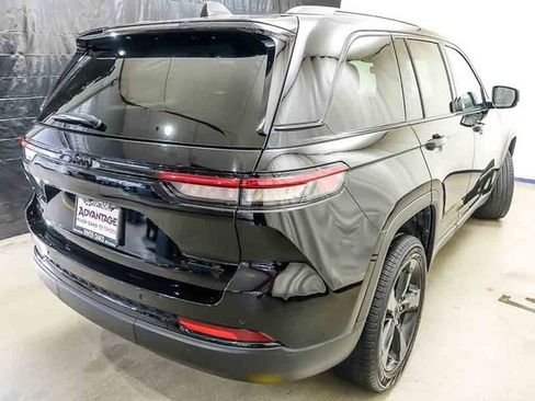 Used 2023 Jeep Grand Cherokee Limited w/ Black Appearance Package AWD/4WD image 7