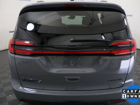 Used 2025 Chrysler Pacifica Limited image 8