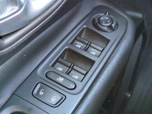Used 2017 Jeep Renegade Altitude FWD image 22