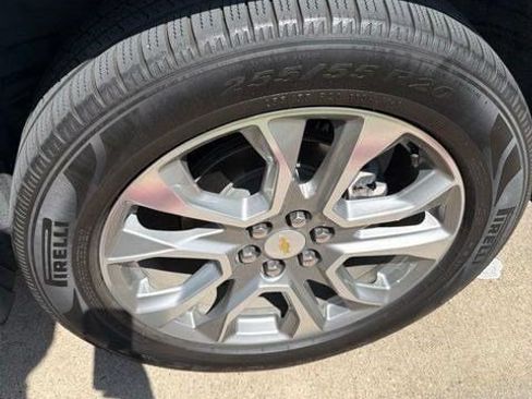 Used 2019 Chevrolet Traverse Premier w/ Driver Confidence II Package FWD image 3