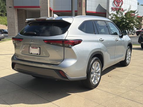 Used 2023 Toyota Highlander Limited FWD image 5