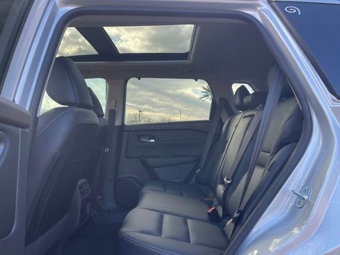 Used 2023 Nissan Rogue SL w/ SL Premium Package image 11