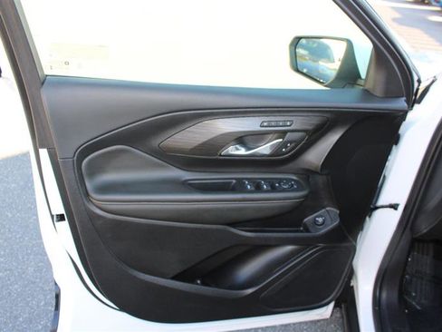 Used 2024 GMC Terrain SLT image 10