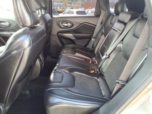 Used 2019 Jeep Cherokee Latitude Plus w/ Cold Weather Group AWD/4WD image 9