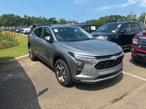 Used 2025 Chevrolet Trax LT FWD image 2