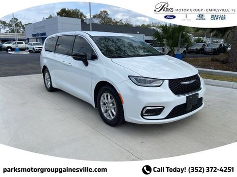 Used 2024 Chrysler Pacifica Touring-L image 1