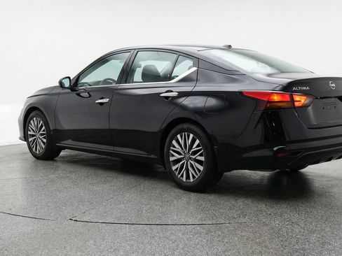 Used 2025 Nissan Altima 2.5 SV FWD image 6