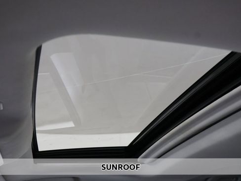 Used 2022 Toyota Highlander XLE image 3