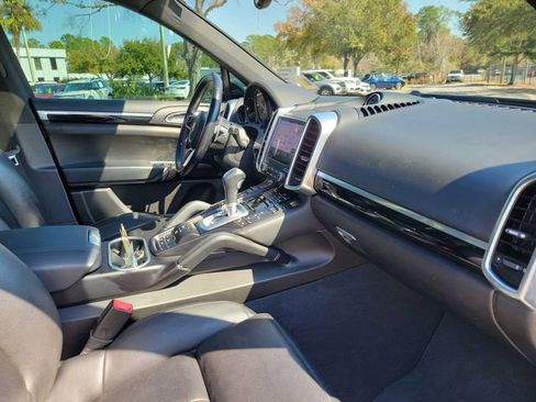 Used 2018 Porsche Cayenne S image 33