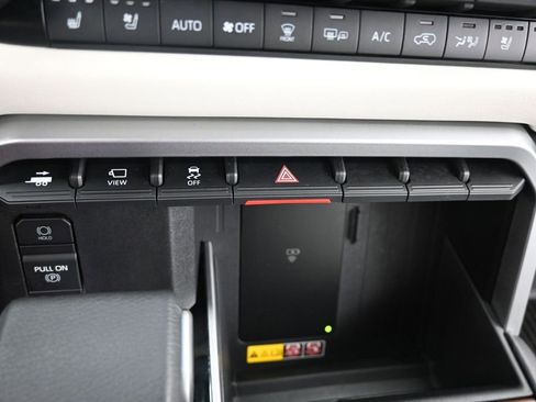 Used 2025 Toyota Sequoia Capstone AWD/4WD image 32