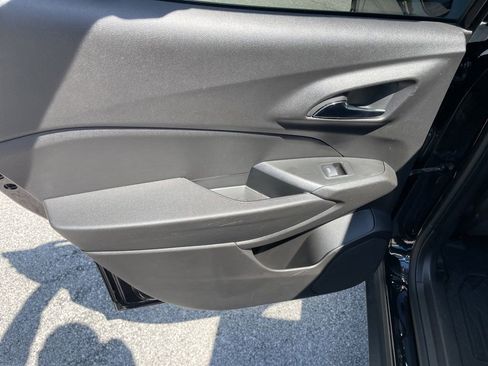 Used 2025 Chevrolet Trax RS FWD image 37