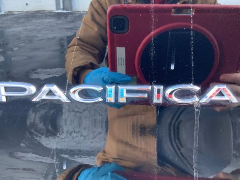 Used 2024 Chrysler Pacifica Touring-L image 24