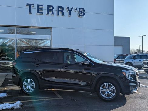 Used 2024 GMC Terrain SLE w/ Driver Convenience Package image 2