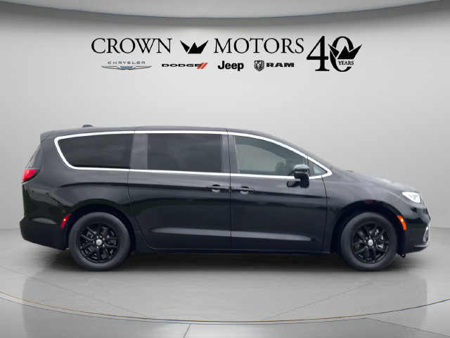 Used 2025 Chrysler Pacifica Select FWD image 4