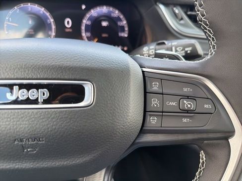 New 2025 Jeep Grand Cherokee Altitude image 12