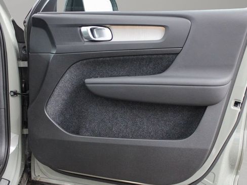 Certified 2025 Volvo XC40 B5 Plus AWD/4WD image 23