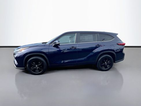 Used 2023 Toyota Highlander LE FWD image 4