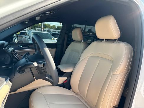 Used 2024 Jeep Grand Cherokee L Limited AWD/4WD image 13