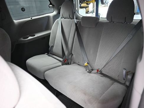 Used 2017 Toyota Sienna LE AWD/4WD image 12